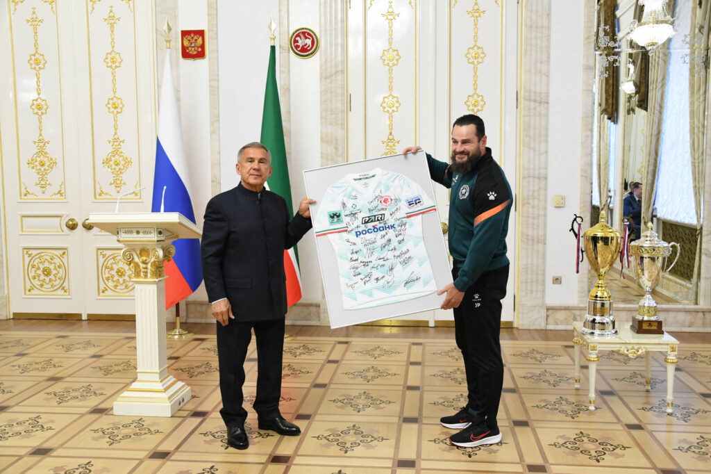 Минниханов поздравил регбистов «Стрелы-Ак Барс» с блестящим выступлением в сезоне