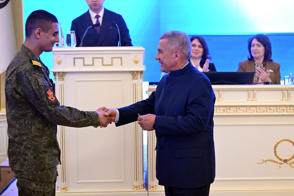 Минниханов вручил госнаграды татарстанцам за значительный вклад в развитие республики