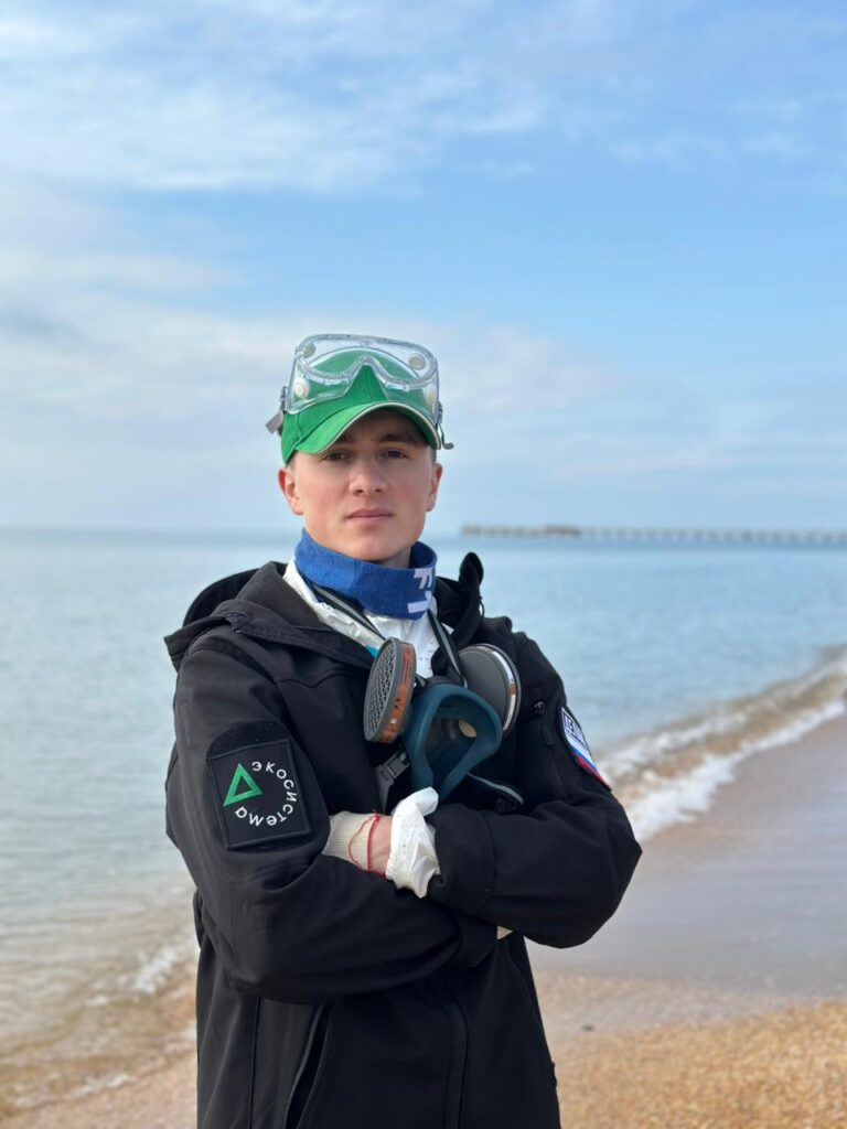 «Мазут убирают, а он снова появляется»: волонтеры из Татарстана вернулись с пляжей Анапы