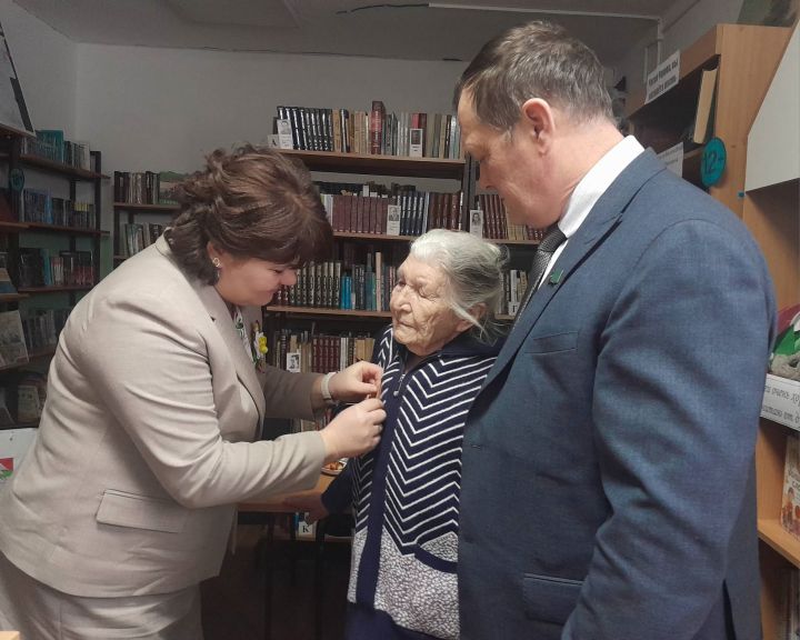 Труженице тыла из Верхнеуслонского района вручили медаль в честь 80-летия Победы