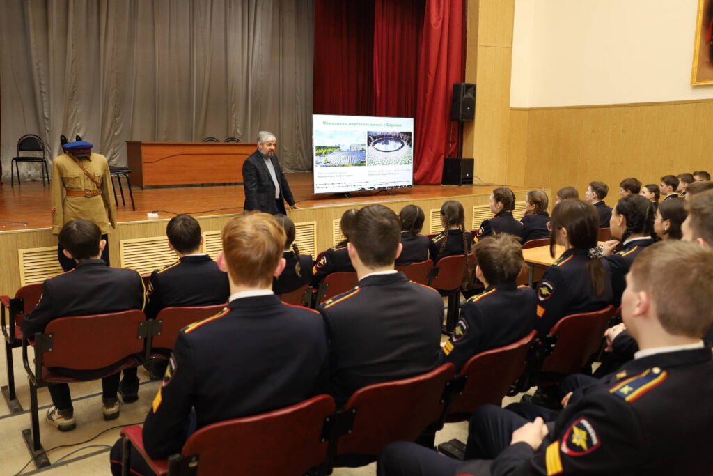 В Казани росгвардейцы рассказали школьникам о подвигах легендарного СМЕРШа