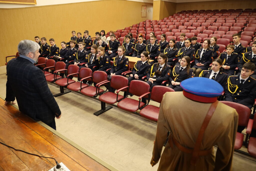 В Казани росгвардейцы рассказали школьникам о подвигах легендарного СМЕРШа
