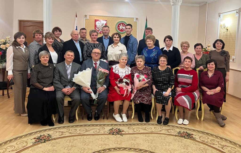 В Бавлах с золотой свадьбой поздравили Николая и Гульчачак Коротаевых