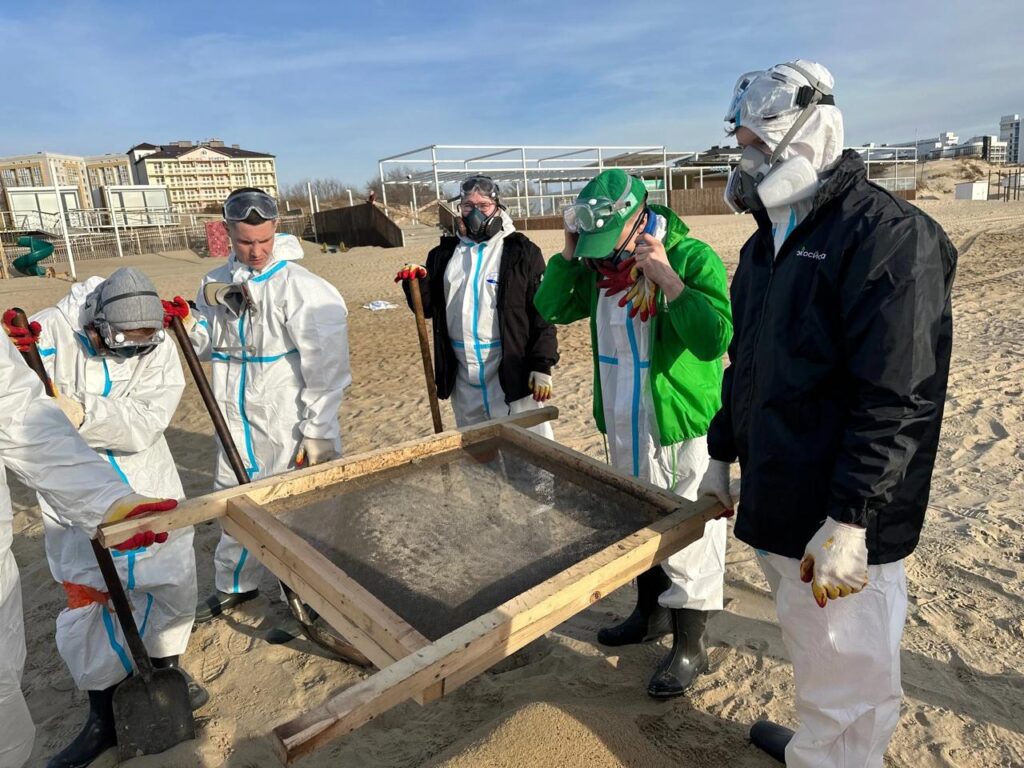 «Мазут убирают, а он снова появляется»: волонтеры из Татарстана вернулись с пляжей Анапы