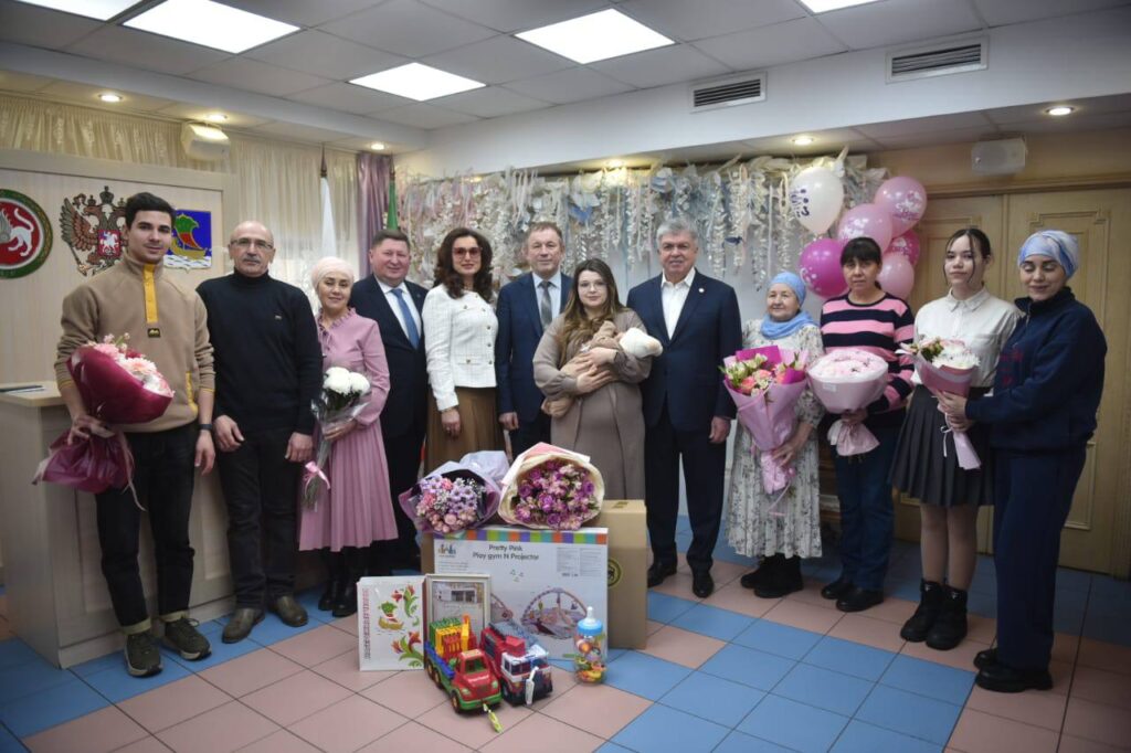 Магдеев поздравил семью военнослужащего с рождением дочери