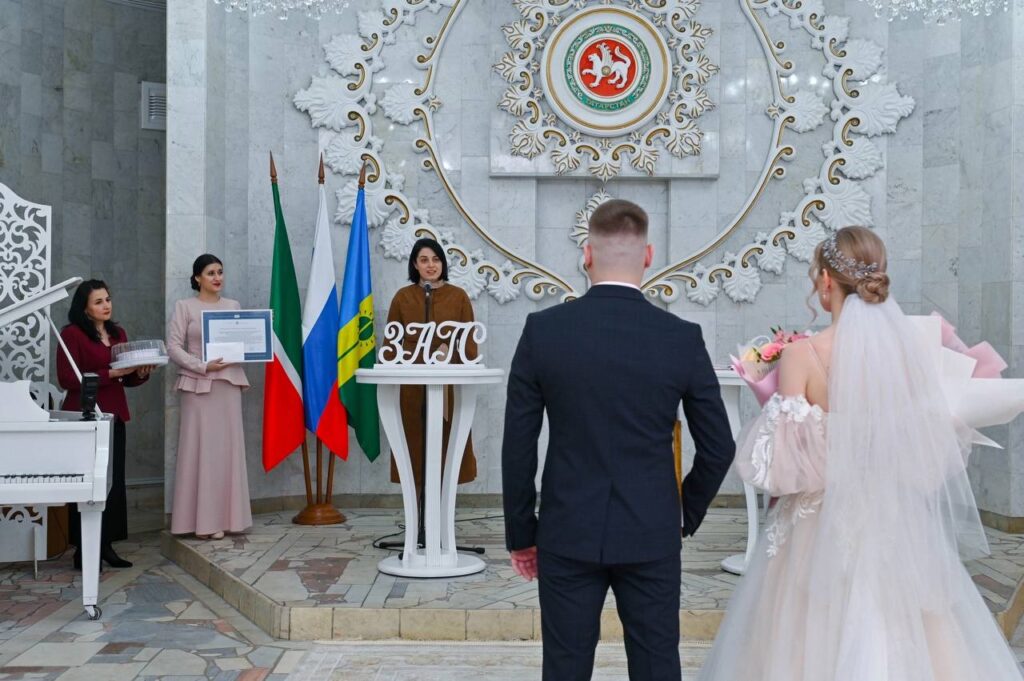 В Нижнекамске зарегистрировали 100-ю пару молодоженов 2025 года