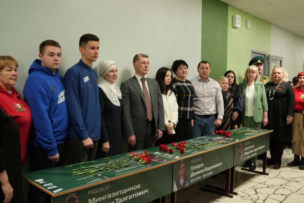 Молодогвардейцы и «Единая Россия» открыли в Казани три парты Героя