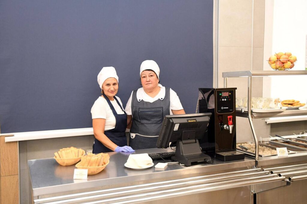 Увольняются, не проработав и года: в Казани пытаются удержать поваров в школьных столовых