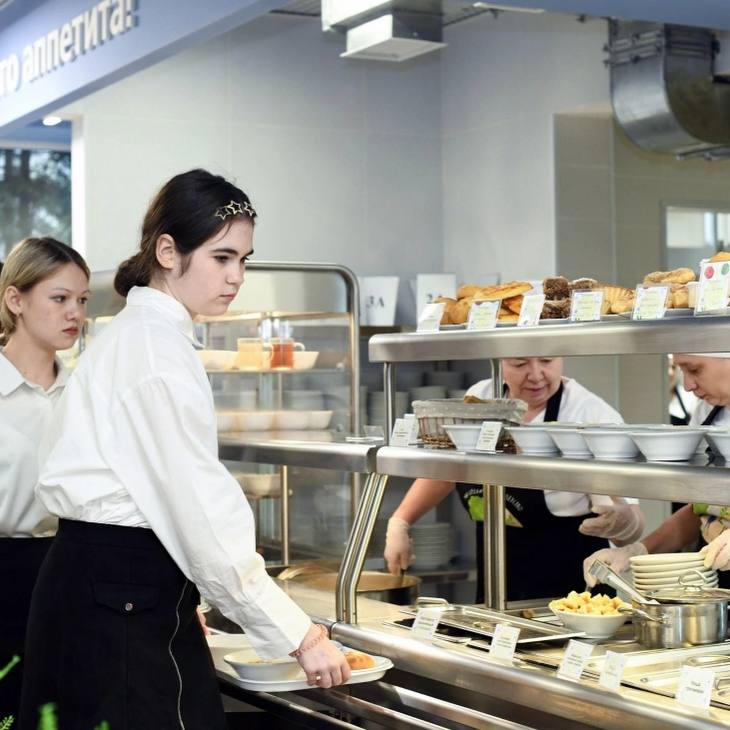 Увольняются, не проработав и года: в Казани пытаются удержать поваров в школьных столовых