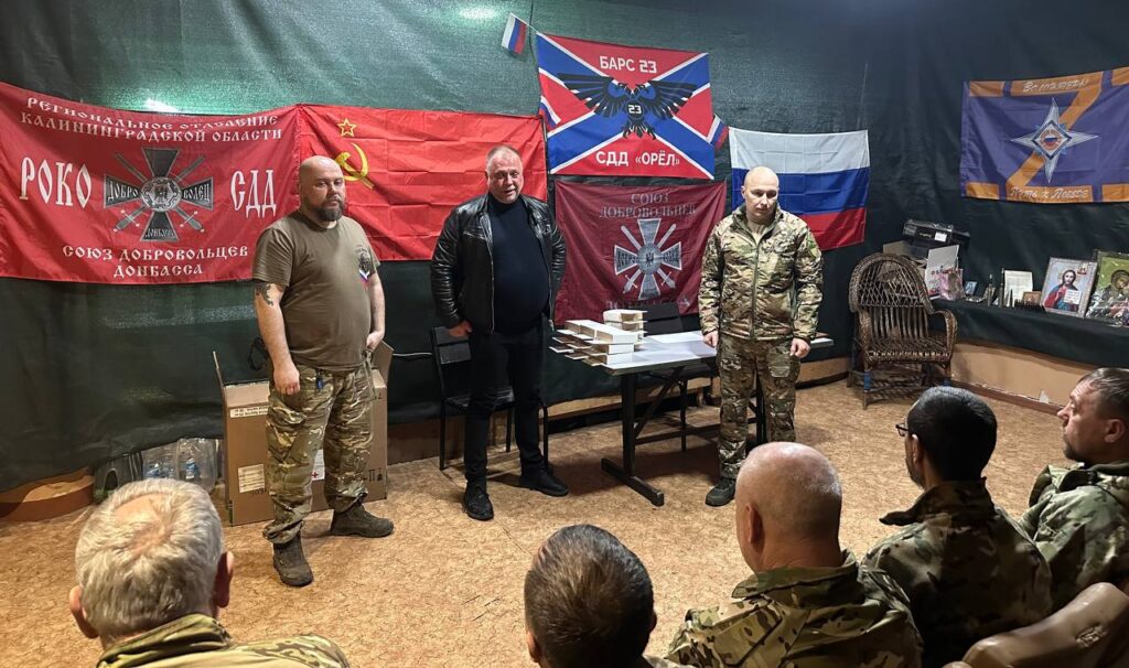 Депутат Госсовета Шарафиев в зоне СВО наградил бойцов добровольческих подразделений