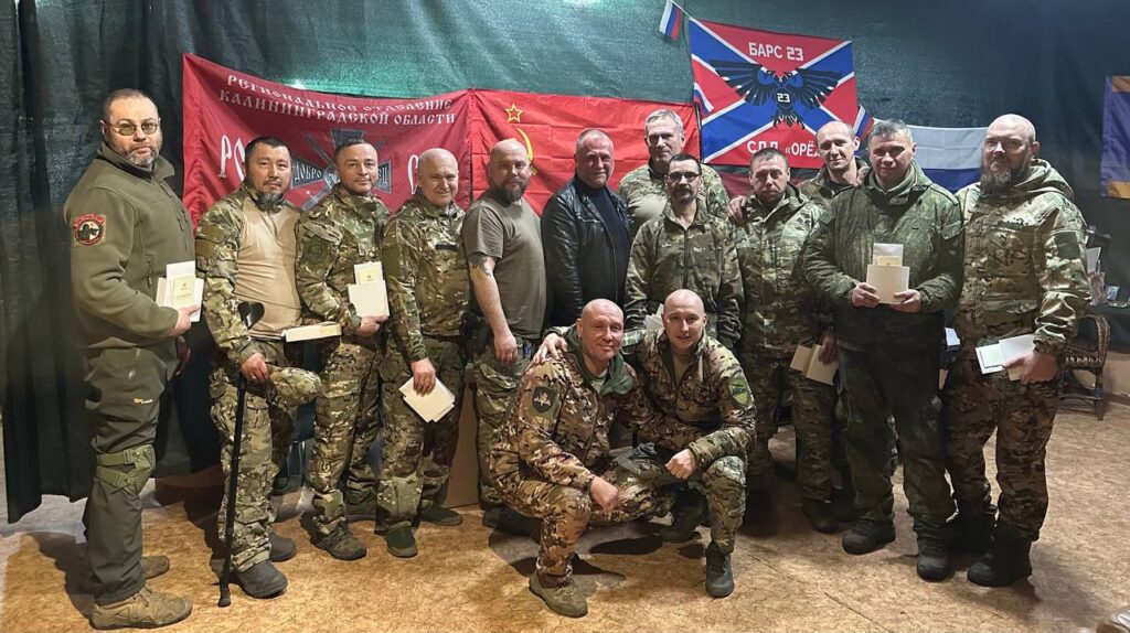 Депутат Госсовета Шарафиев в зоне СВО наградил бойцов добровольческих подразделений