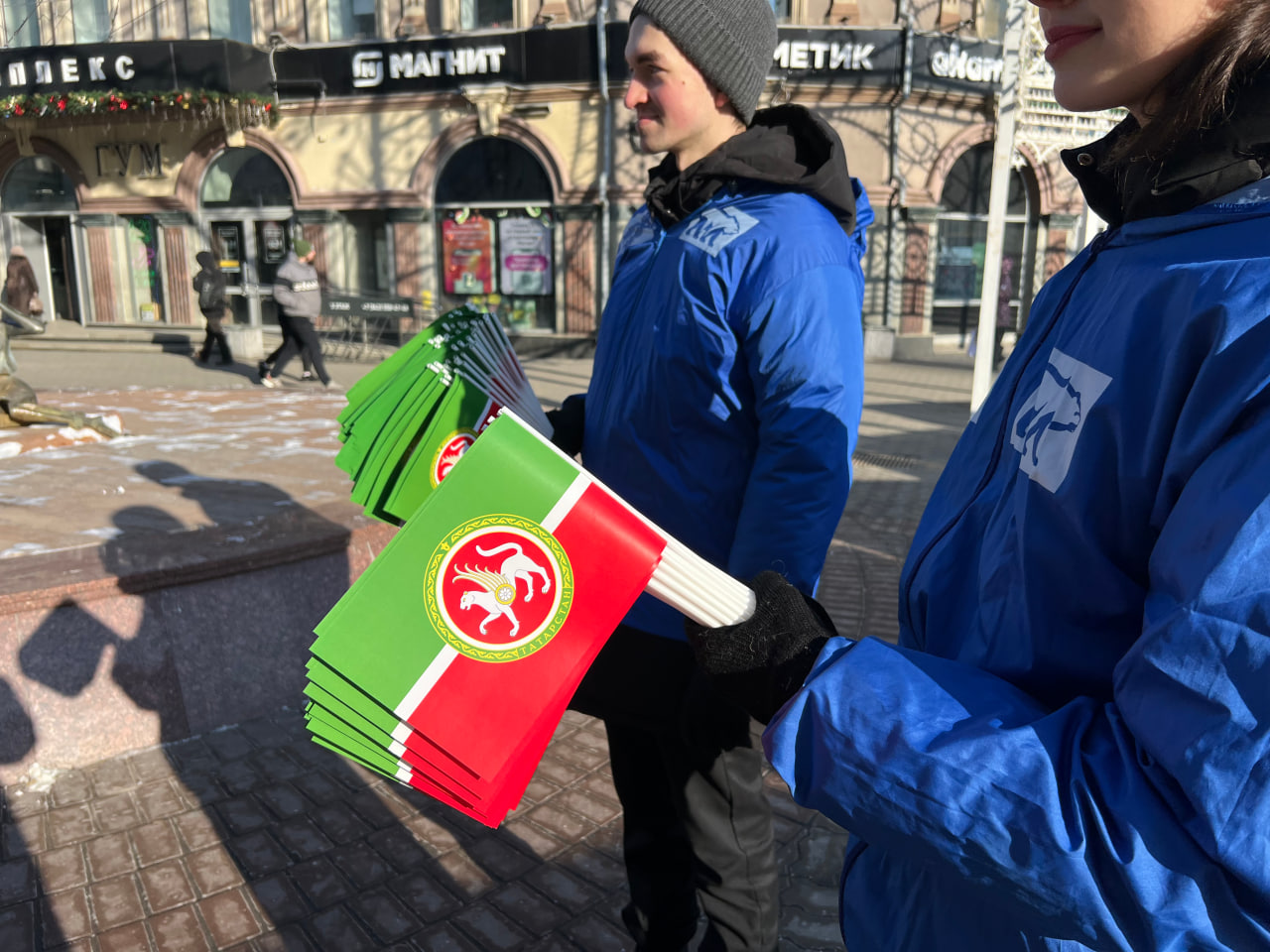 Молодогвардейцы в День герба Татарстана раздали 5 тыс. флажков с крылатом барсом