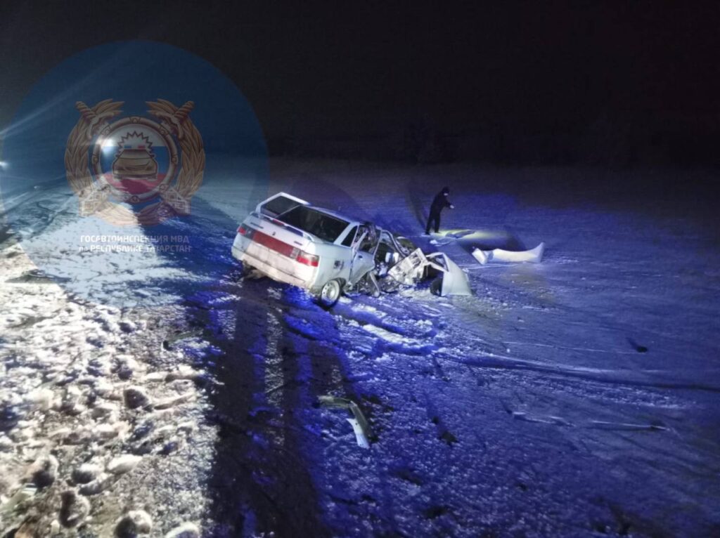 Водитель ВАЗ лоб в лоб столкнулся с Renault и погиб в Татарстане