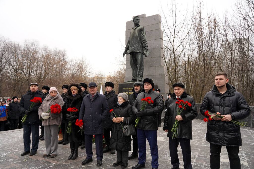 В Москве возложили цветы к памятнику Мусе Джалилю