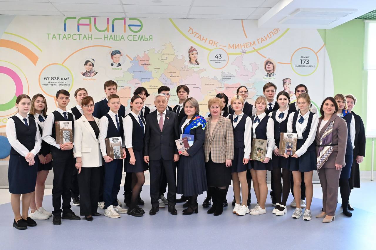 Мухаметшин на парламентском уроке в лицее Казани рассказал о своем отце-ветеране