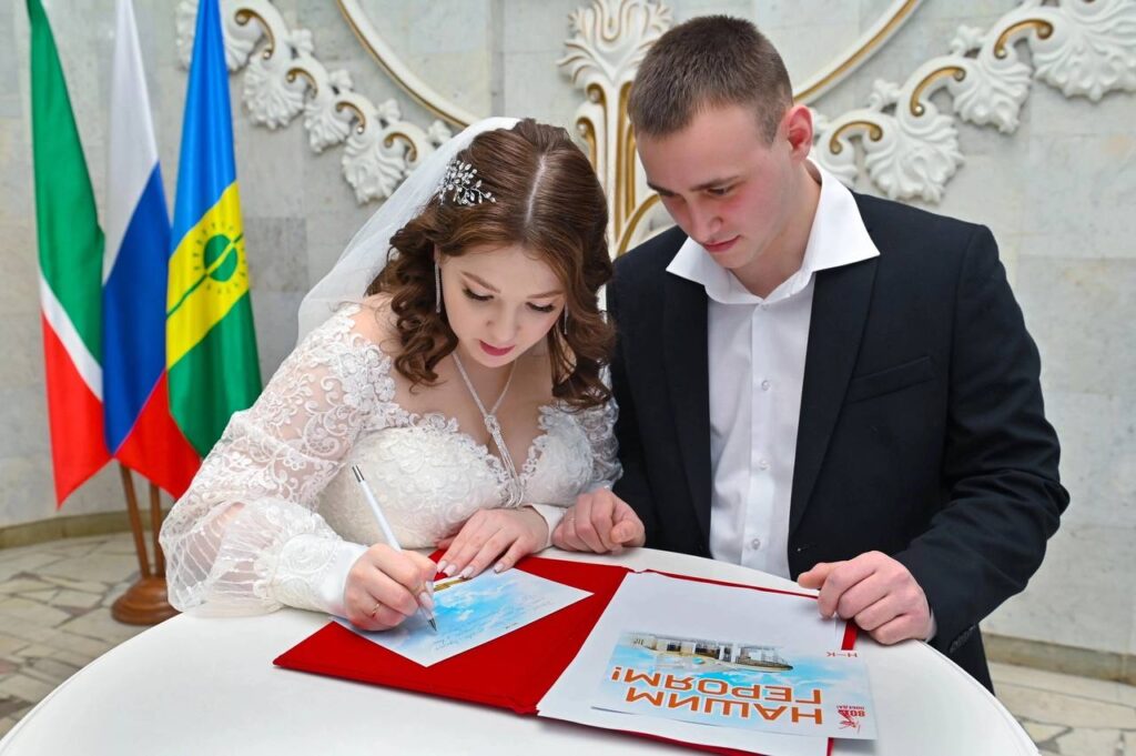 Молодожены из Нижнекамска написали письмо и передали посылку в зону СВО