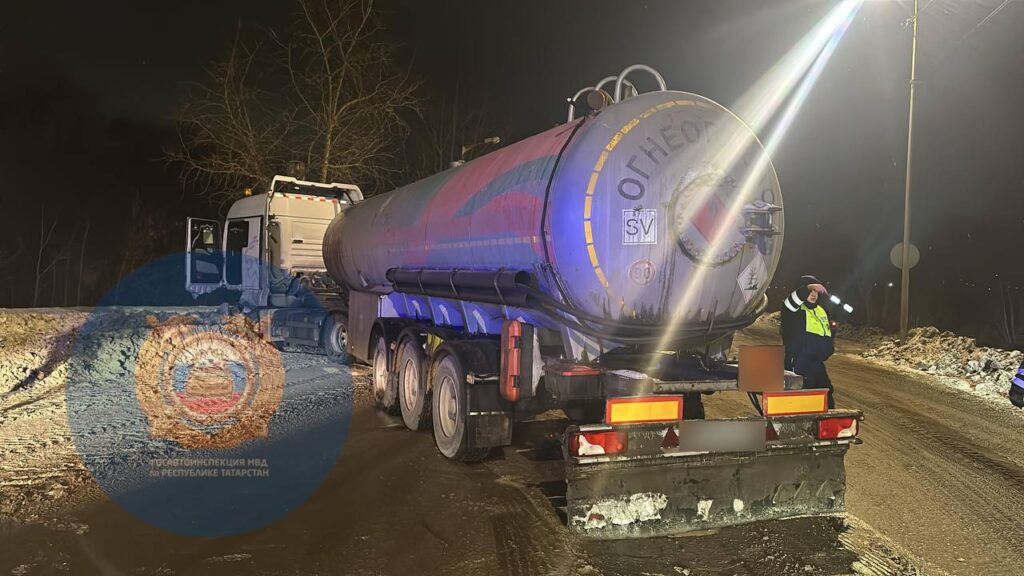 «Лада» выехала на встречку на трассе в Татарстане и столкнулась с фурой — водитель погиб