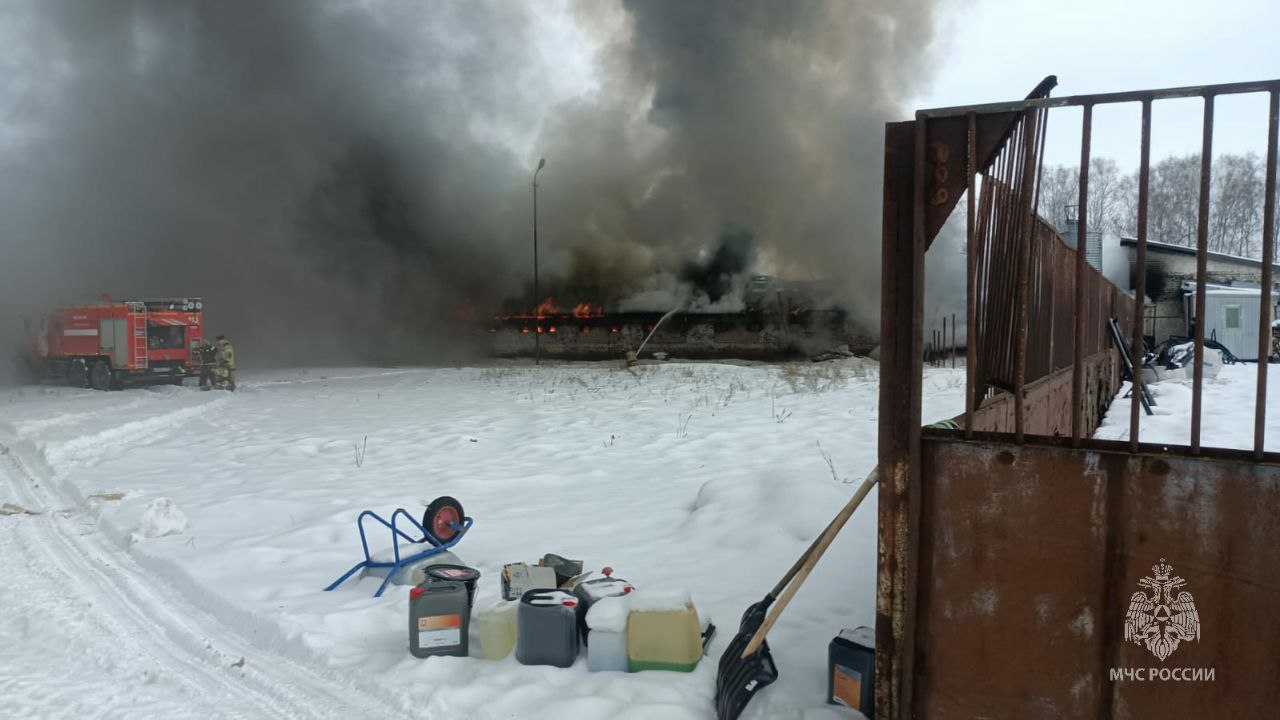 На въезде в село в Высокогорском районе горит складское помещение