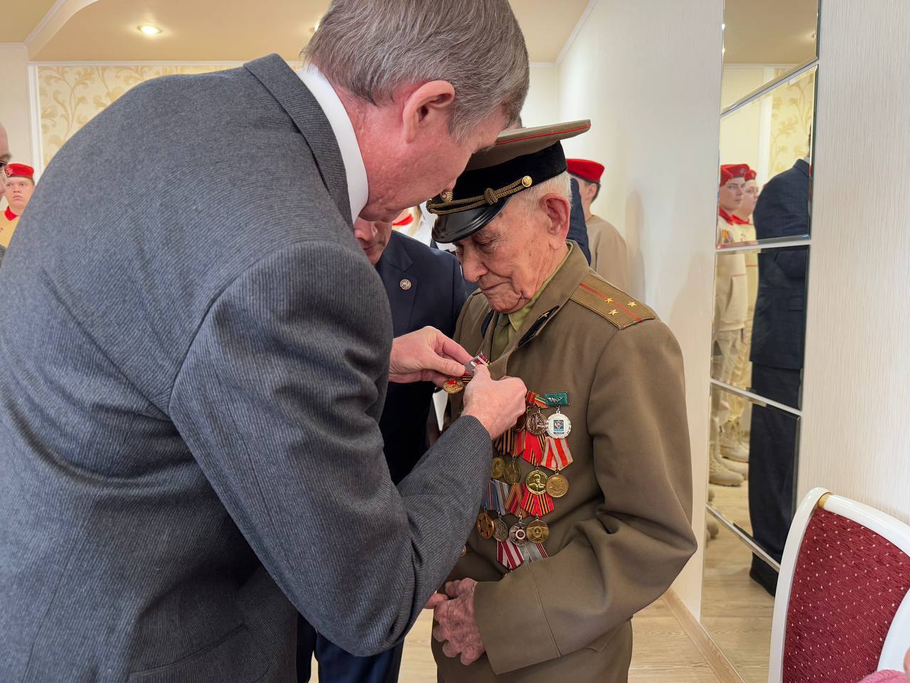 В Менделеевске ветерану и труженикам тыла вручили медали к 80-летию Победы