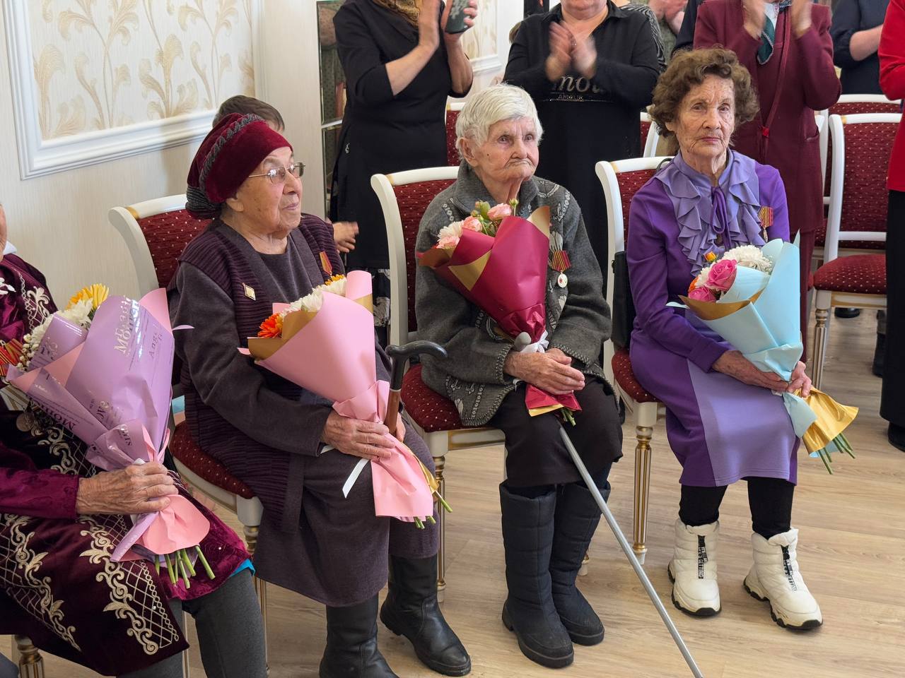 В Менделеевске ветерану и труженикам тыла вручили медали к 80-летию Победы