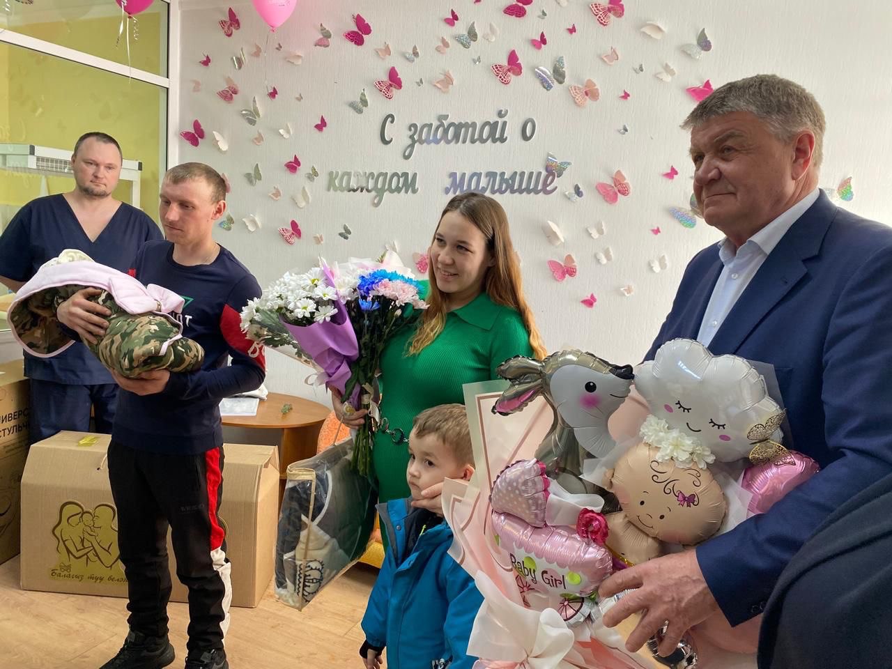 Глава Новошешминского района посетил выписку жены бойца СВО из роддома