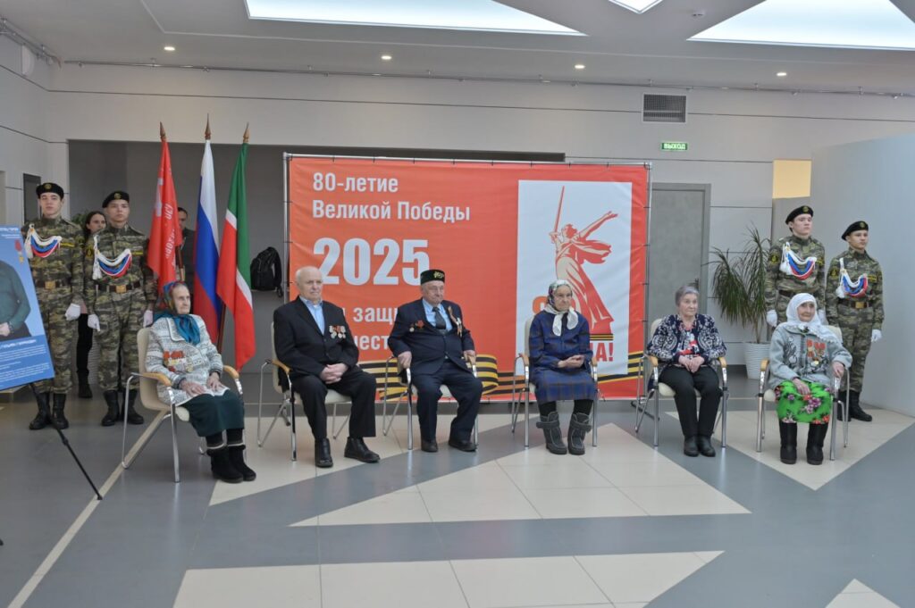 Мухаметшин вручил юбилейные медали ветеранам из Пестречинского района