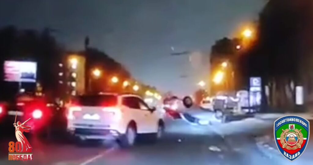 В Казани столкнулись две иномарки, одна из них перевернулась на крышу