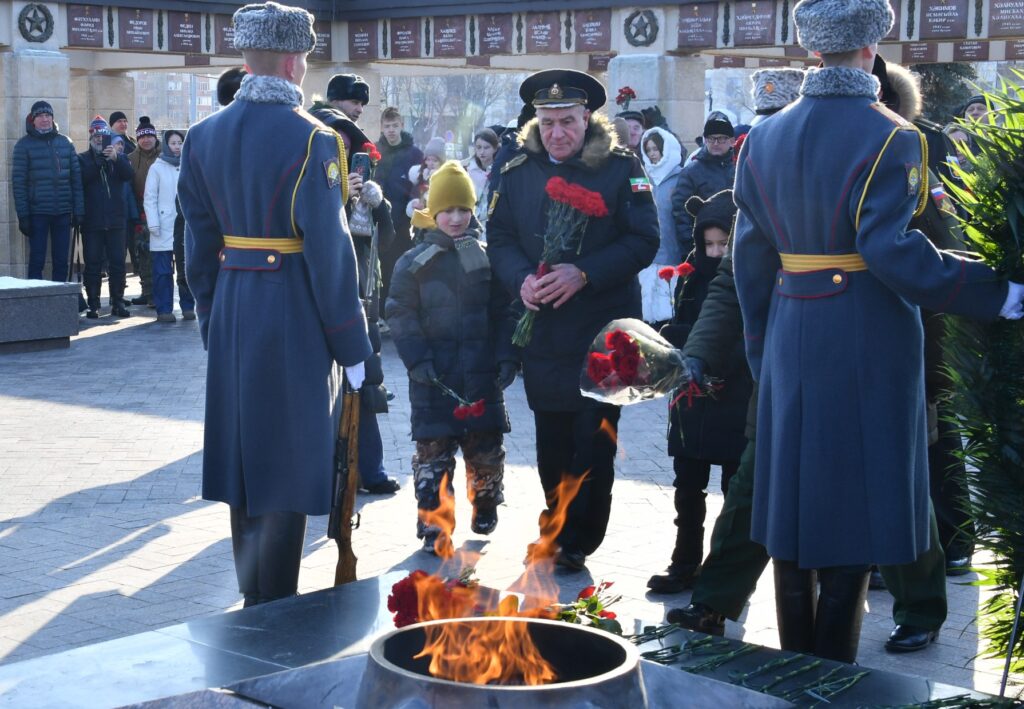 Песошин возложил венок к Вечному огню в парке Победы Казани