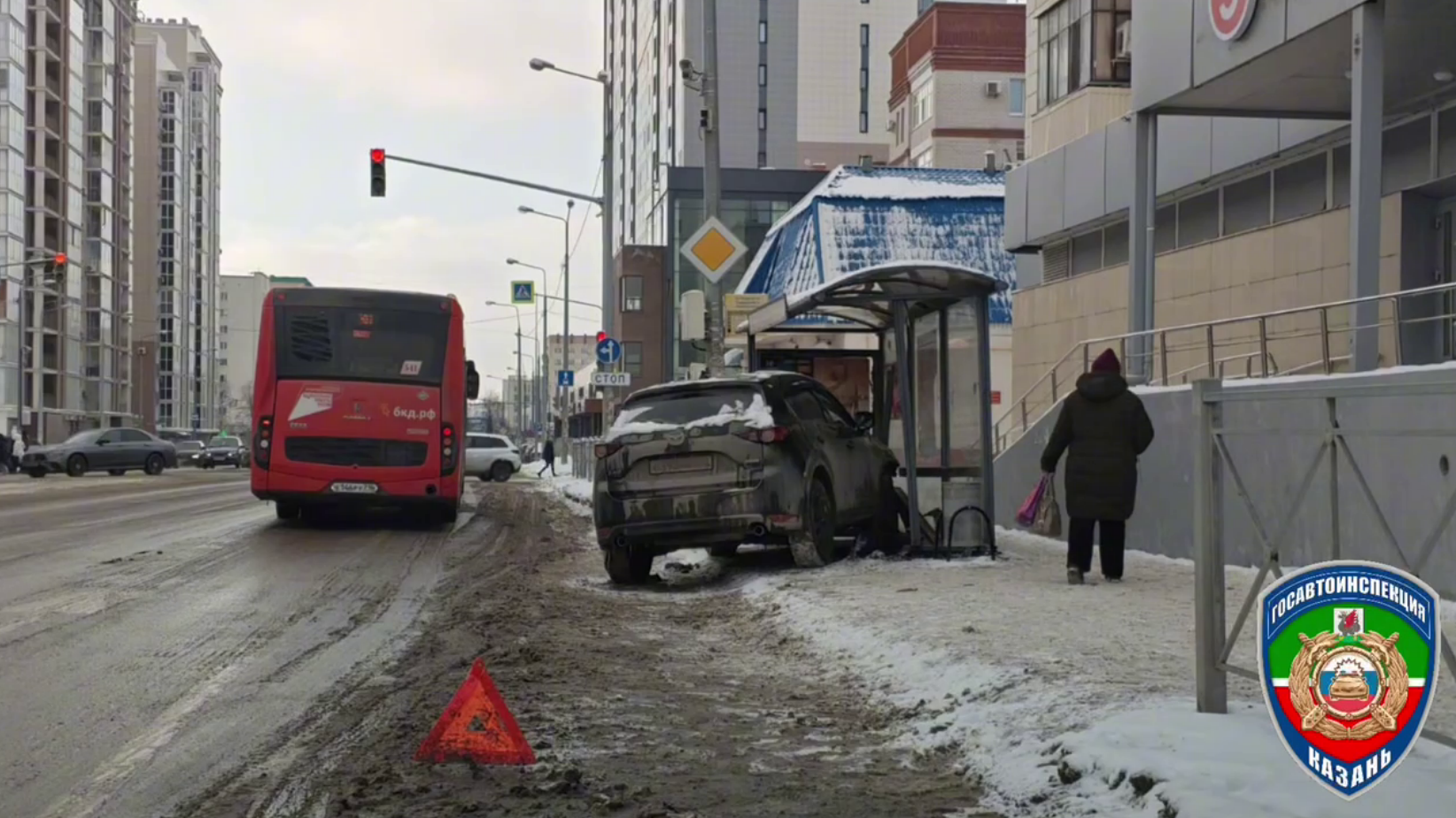 Жительница Казани въехала в автобусную остановку на улице Достоевского