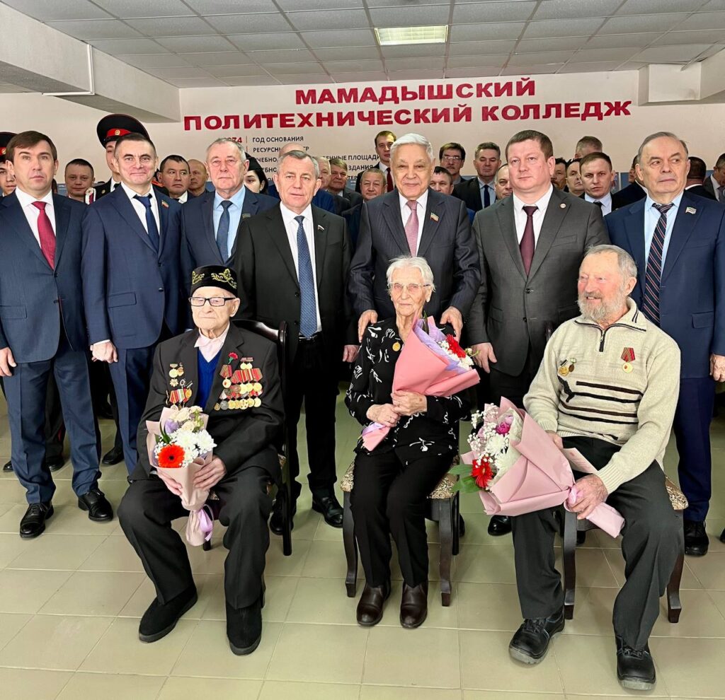 Мухаметшин вручил юбилейные медали 80-летия Победы ветеранам Мамадышского района РТ