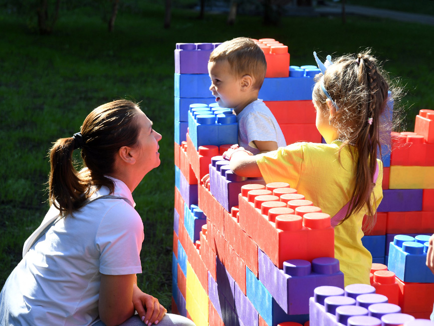 «Есть шанс вернуться к работе»: Соцфонд и Минтруд рассказали о мерах поддержки семей с детьми
