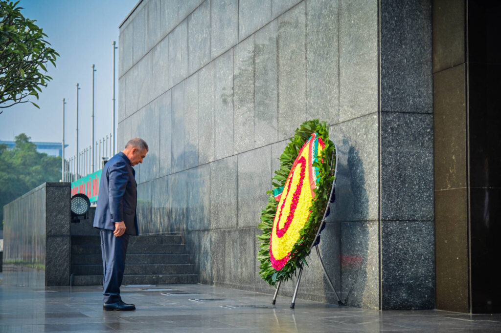 Минниханов возложил цветы к мавзолею Хо Ши Мина в Ханое — видео