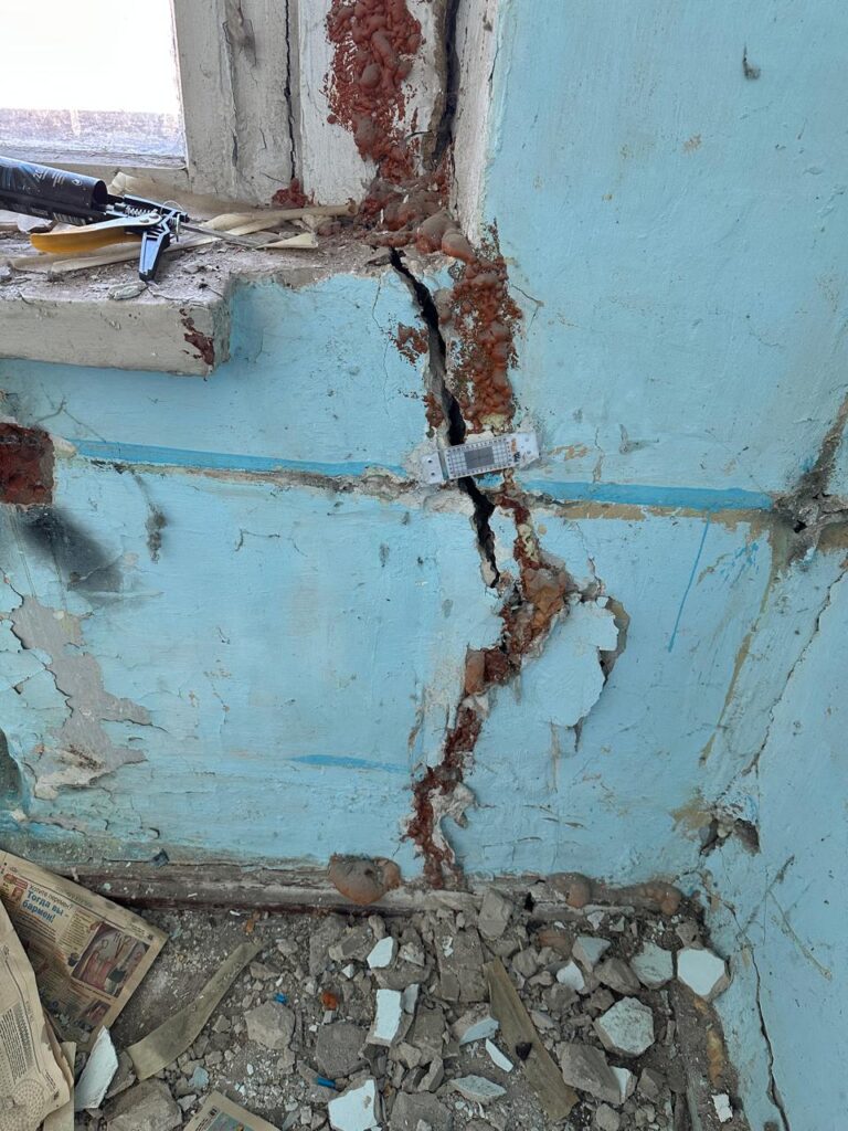 В Мергасовском доме установили трещиномеры и проведут научные исследования
