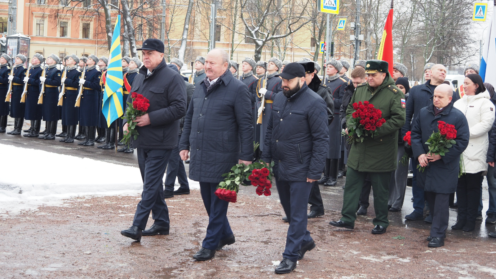Татарстанцы в Санкт-Петербурге возложили цветы к мемориалу павших военным медиков