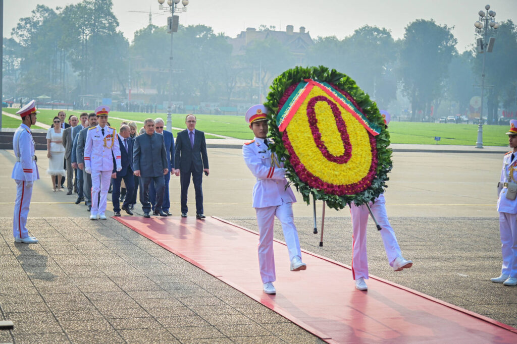 Минниханов возложил цветы к мавзолею Хо Ши Мина в Ханое — видео
