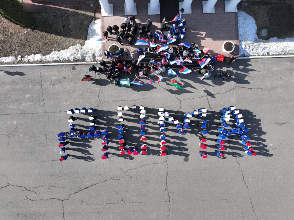 «11 лет дома»: 300 человек в Казани вышли на флешмоб ко Дню воссоединения Крыма с Россией