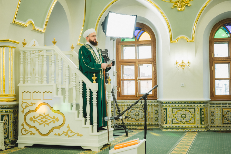 Муфтий Татарстана в Ураза-байрам читал проповедь с посохом Шигабутдина Марджани