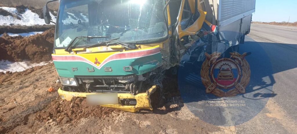 Водитель «Лады» уснул за рулем на трассе в Татарстане – он и семилетняя пассажирка погибли