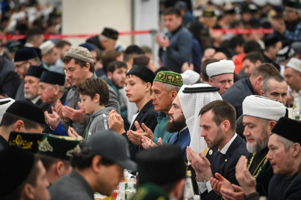 «Работаю не для того, чтобы кому-то нравиться»: 30 ярких фраз и фото Минниханова