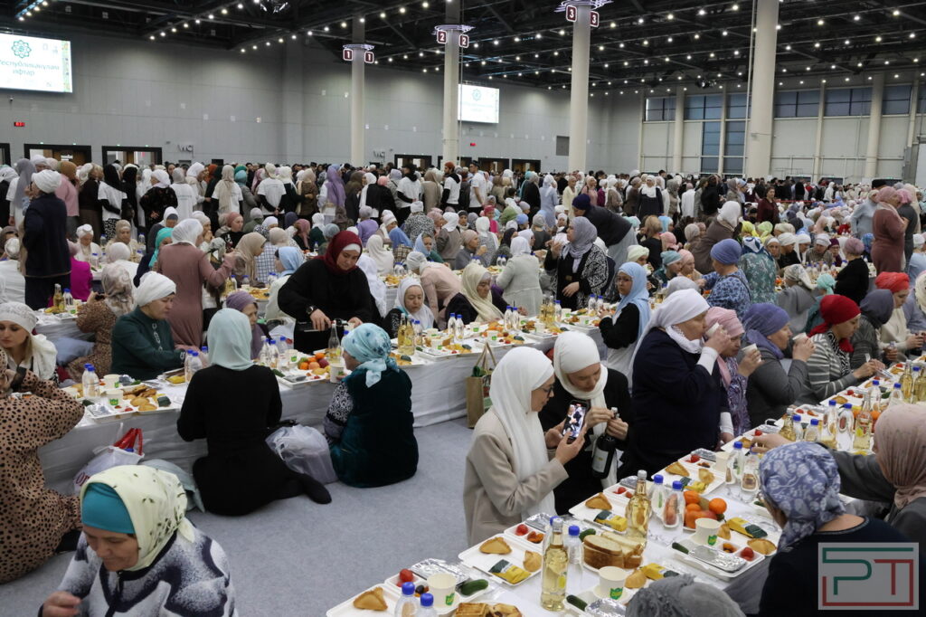Ифтар в Татарстане побил рекорд: на трапезу собрались 15 тысяч гостей вместо ожидаемых 13 тысяч