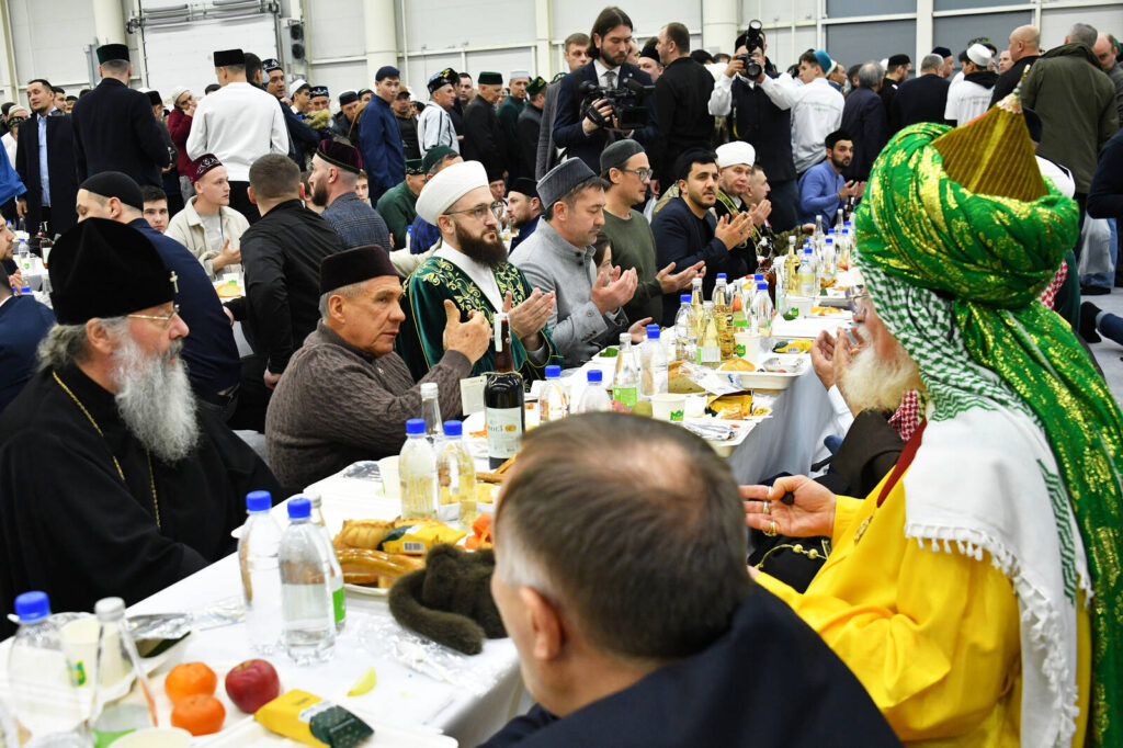 Ифтар в Татарстане побил рекорд: на трапезу собрались 15 тысяч гостей вместо ожидаемых 13 тысяч