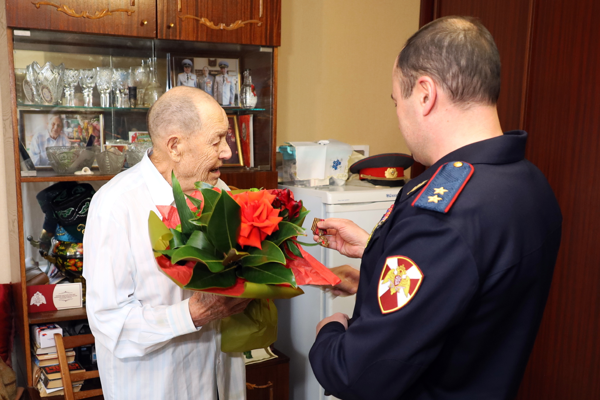 Рустем Гумеров вручил ветерану Мануилу Давлетшину медаль к 80-летию Победы