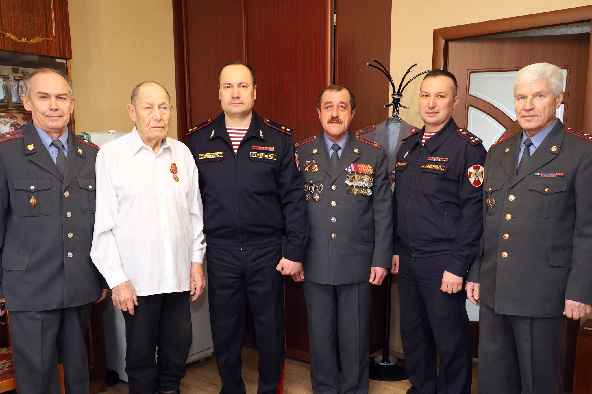 Рустем Гумеров вручил ветерану Мануилу Давлетшину медаль к 80-летию Победы