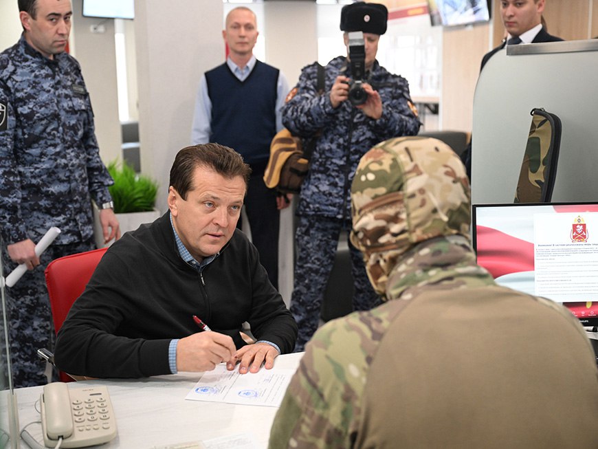 Мэр Казани передал ружье и 250 патронов на нужды СВО