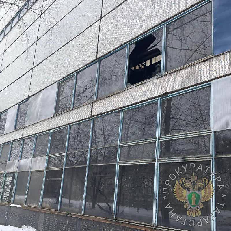 В Челнах рабочий погиб, упав с высоты при демонтаже трубы