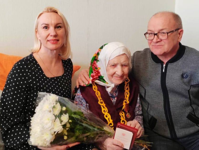 В Елабуге двум ветеранам вручили медали к 80-летию Победы