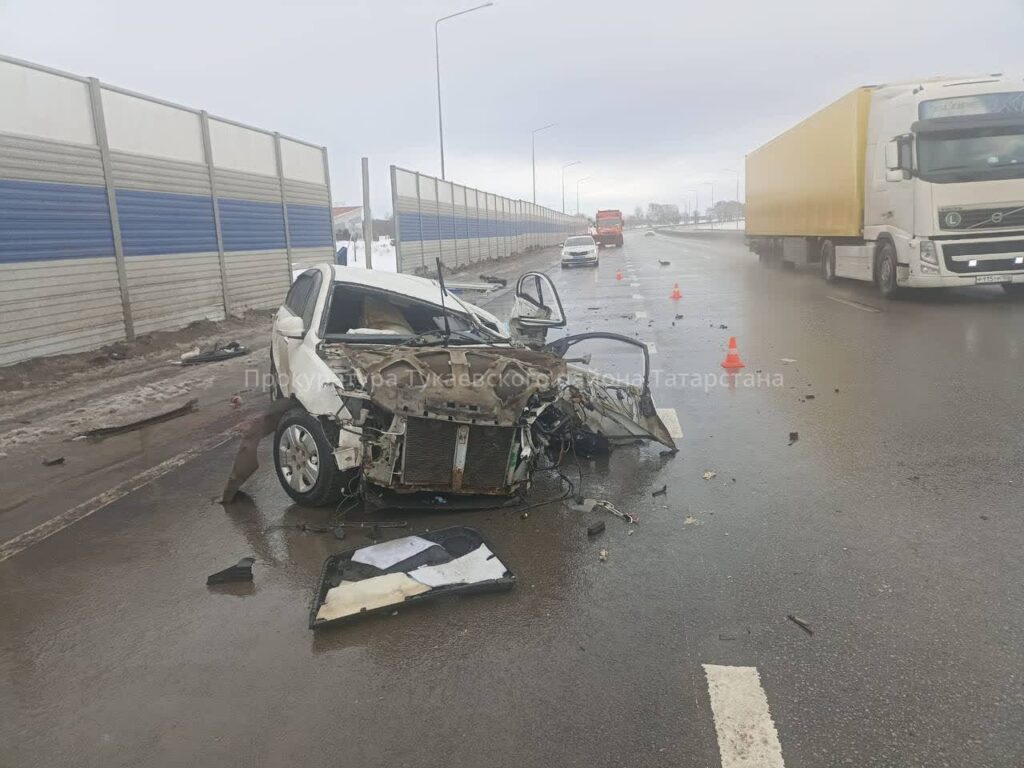 Водитель Geely погиб, врезавшись в шумозащитный экран на трассе М7 в Татарстане