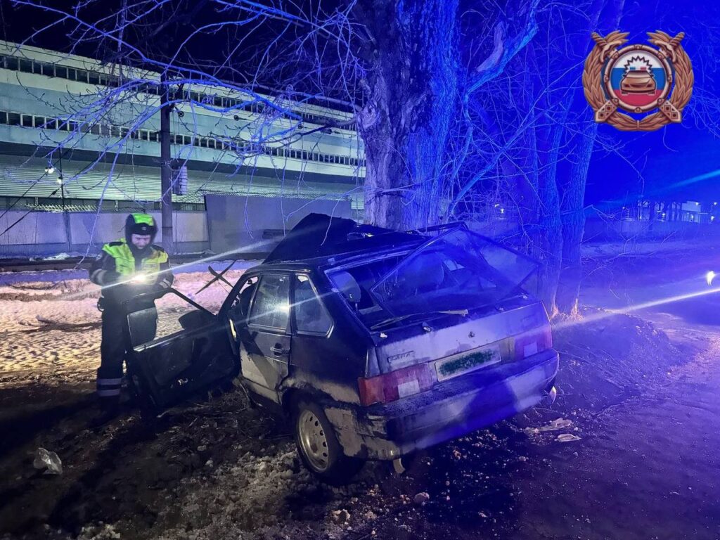 В Зеленодольске водитель «Лады» погиб, врезавшись в дерево