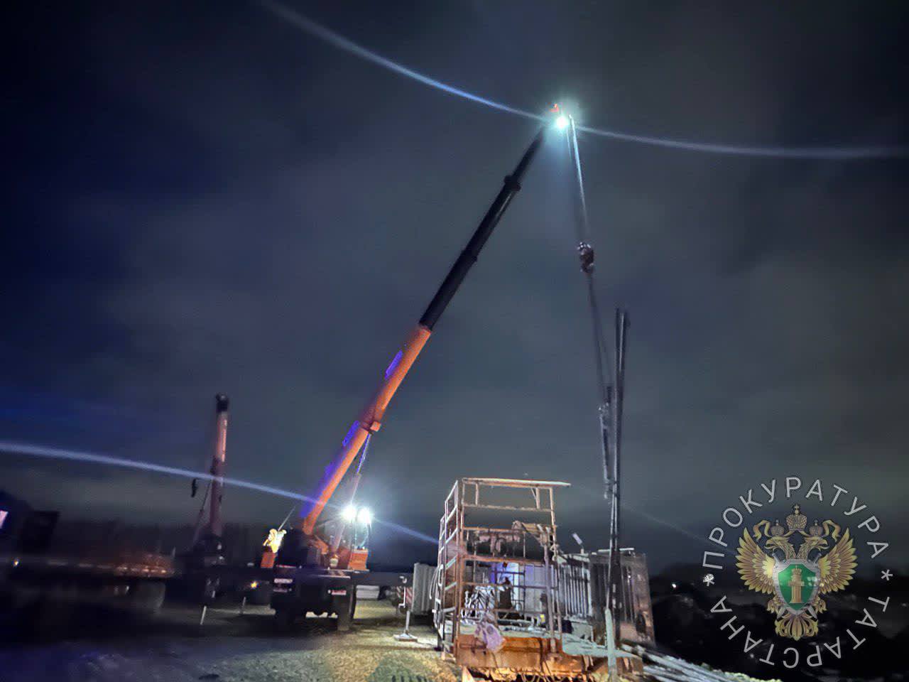 В Альметьевске на рабочего упала труба — мужчина скончался