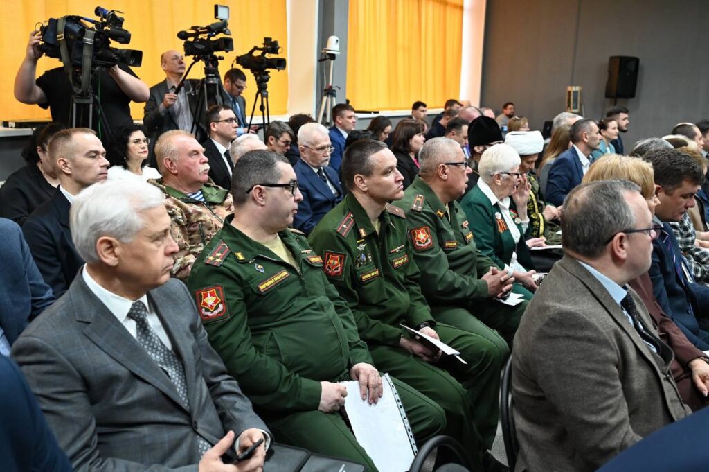 Мухаметшин в Верхнем Услоне обсудил вопросы поддержки бойцов и их семей